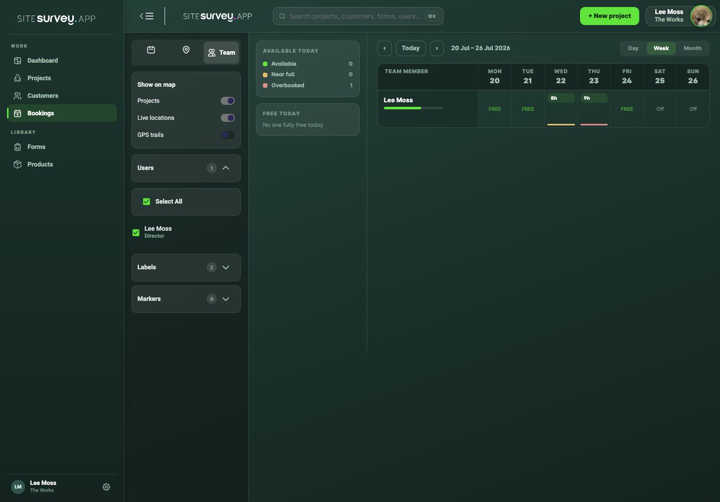 SiteSurvey team view showing project, live-location and GPS-trail controls beside employee availability.